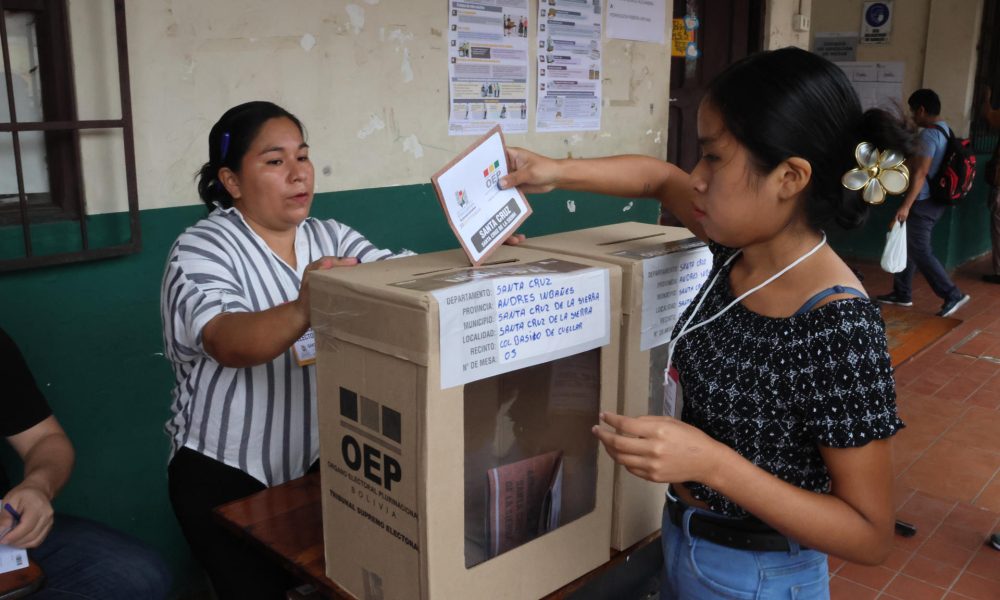 Una mujer vota durante la jornada de elecciones regionales de Bolivia, este domingo en Santa Cruz (Bolivia). EFE/ Juan Carlos Torrejon
