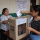 Una mujer vota durante la jornada de elecciones regionales de Bolivia, este domingo en Santa Cruz (Bolivia). EFE/ Juan Carlos Torrejon
