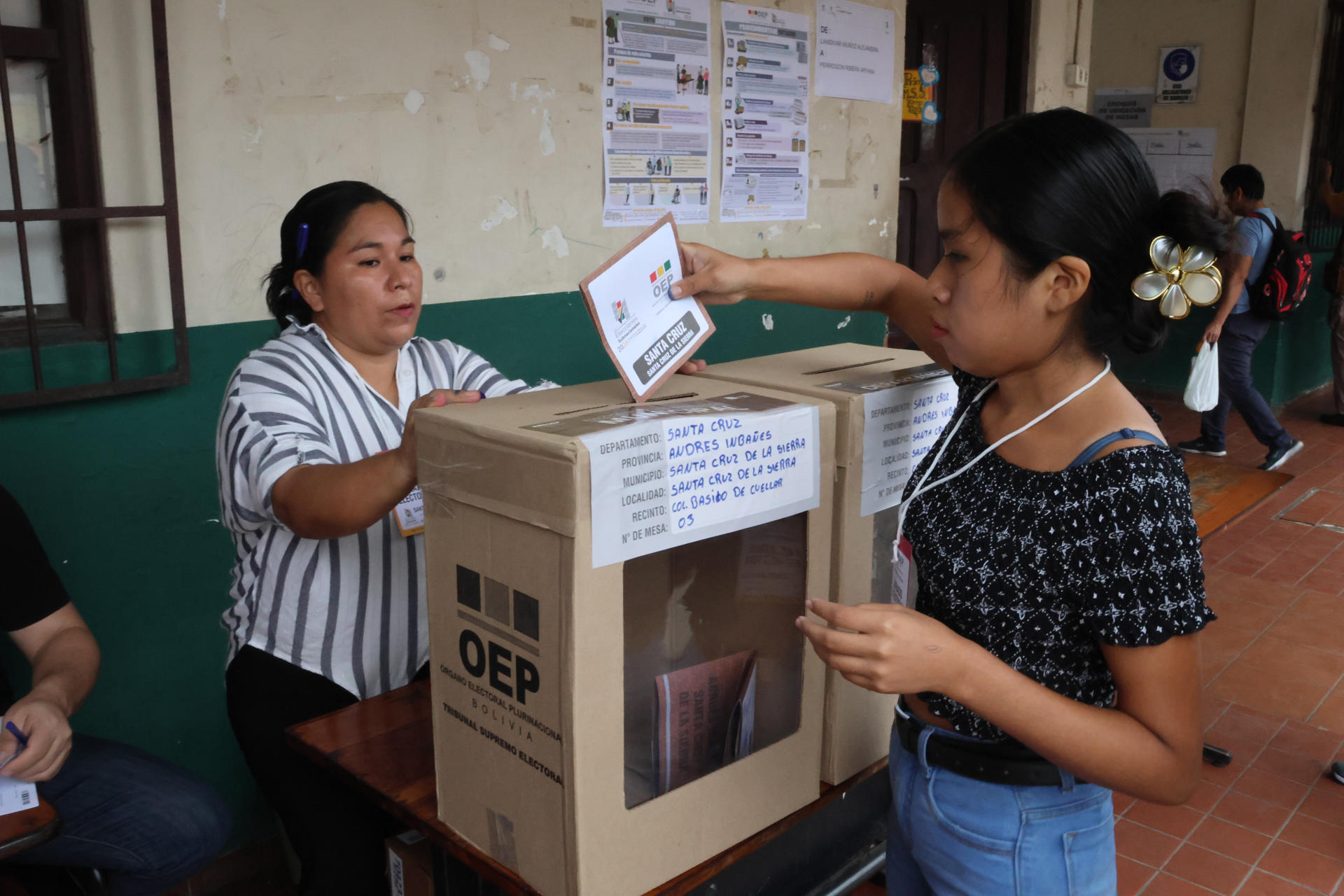 Una mujer vota durante la jornada de elecciones regionales de Bolivia, este domingo en Santa Cruz (Bolivia). EFE/ Juan Carlos Torrejon