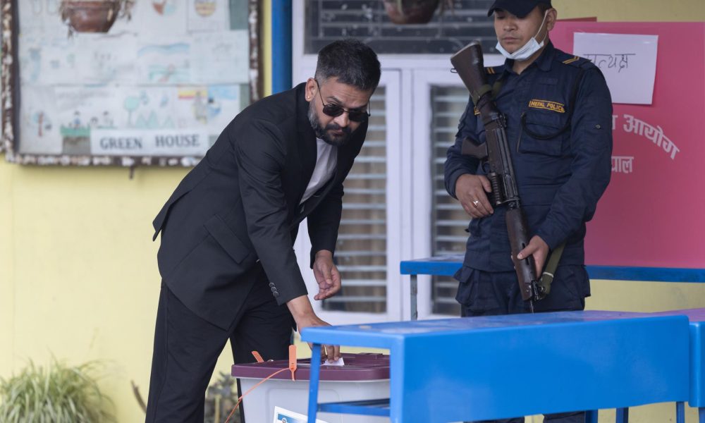 Katmandú (Nepal), 05/03/2026.- Balendra Shah (izq.), ex alcalde de Katmandú y actual candidato a primer ministro del Partido Rastriya Swatantra (RSP), emite su voto durante las elecciones parlamentarias en Katmandú, Nepal, el 5 de marzo de 2026. (Elecciones, Protestas) EFE/EPA/NARENDRA SHRESTHA