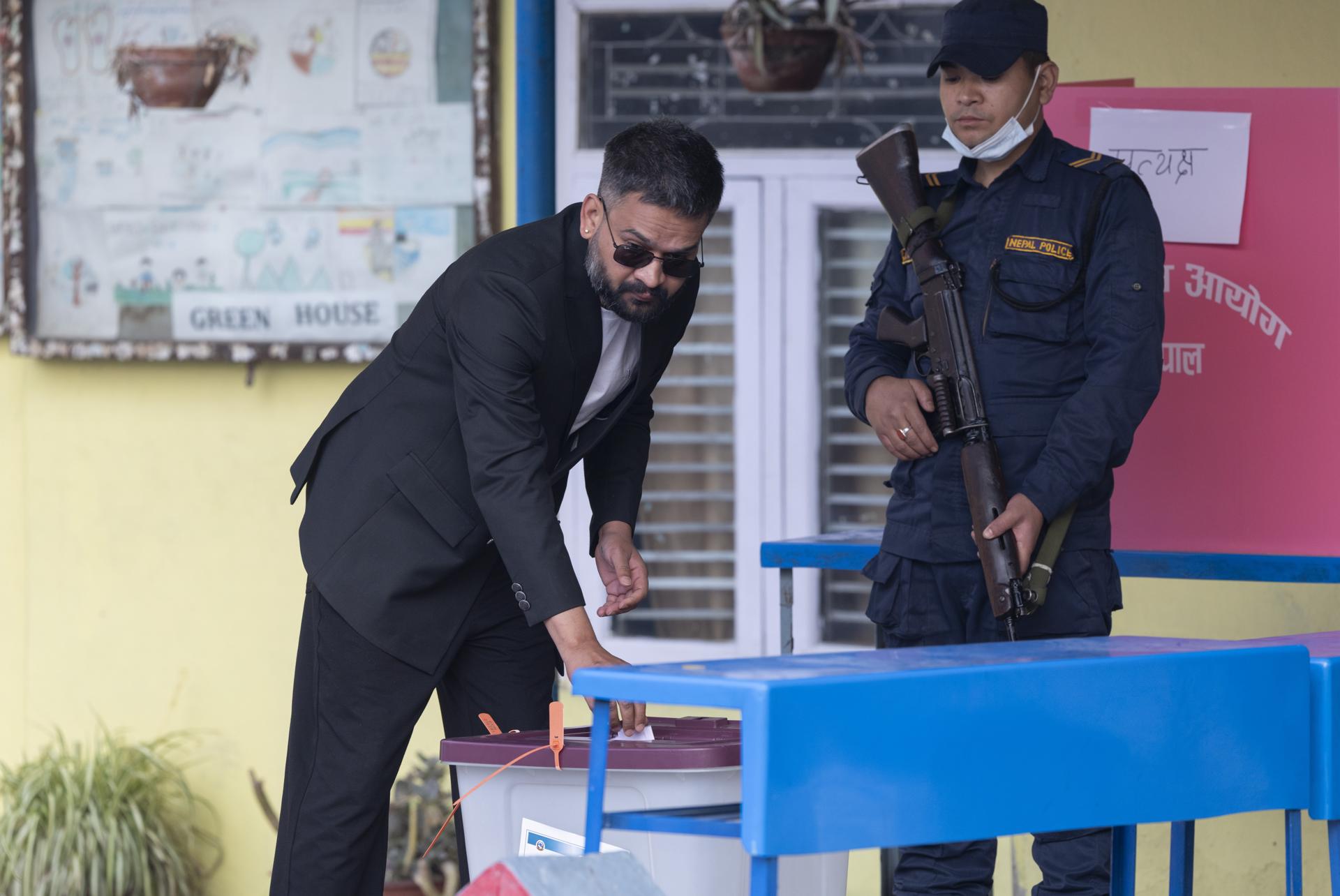 Katmandú (Nepal), 05/03/2026.- Balendra Shah (izq.), ex alcalde de Katmandú y actual candidato a primer ministro del Partido Rastriya Swatantra (RSP), emite su voto durante las elecciones parlamentarias en Katmandú, Nepal, el 5 de marzo de 2026. (Elecciones, Protestas) EFE/EPA/NARENDRA SHRESTHA