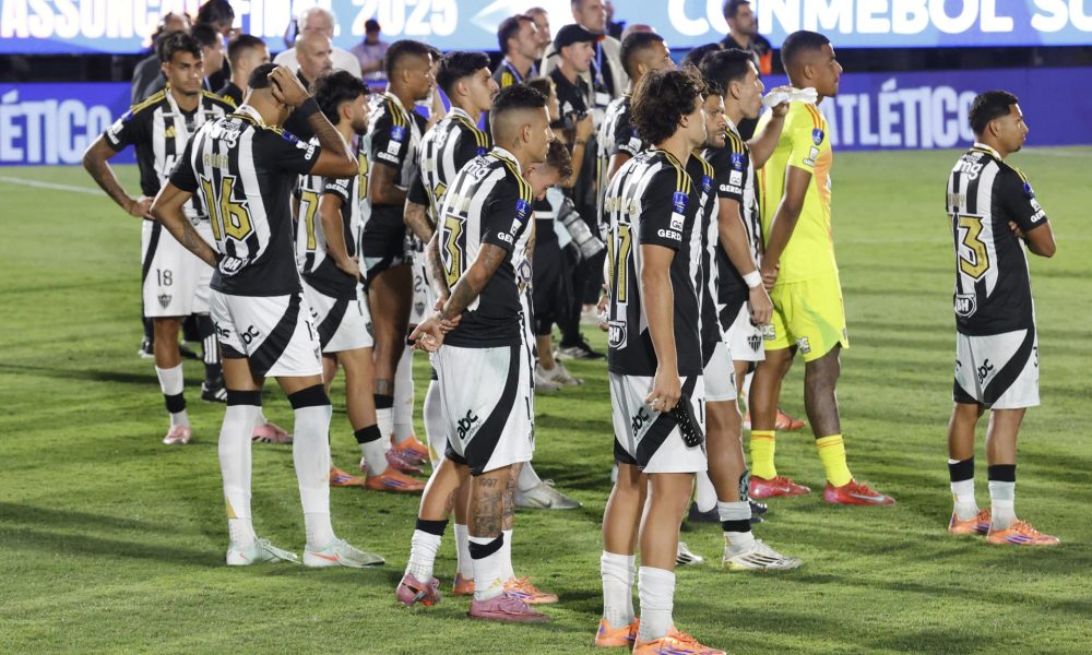 Foto de archivo de los jugadores del Atlético Mineiro tras perder la Copa Sudamericana, ante Lanús, el pasado 22 de noviembre de 2025. EFE/ Mauricio Dueñas Castañeda