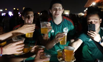 Fotografía de archivo donde se observa a varios aficionados bebiendo cerveza. EFE/Juanjo Martín