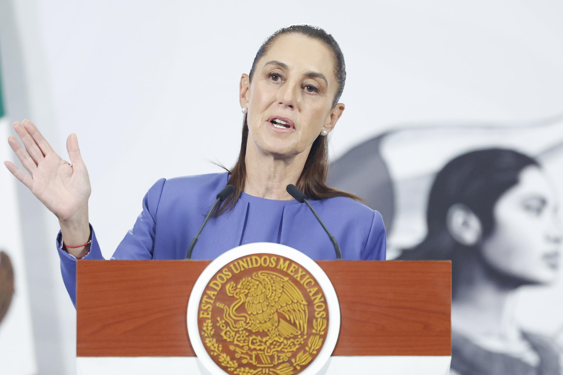 La presidenta de México, Claudia Sheinbaum, habla durante una rueda de prensa este miércoles, en el Palacio Nacional de la Ciudad de México (México). EFE/ Sáshenka Gutiérrez
