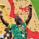 El capitán senegalés Sadio Mane, levanta el trofeo de la Copa de África, tras ganar la final ante Marruescos. EFE/EPA/JALAL MORCHIDI