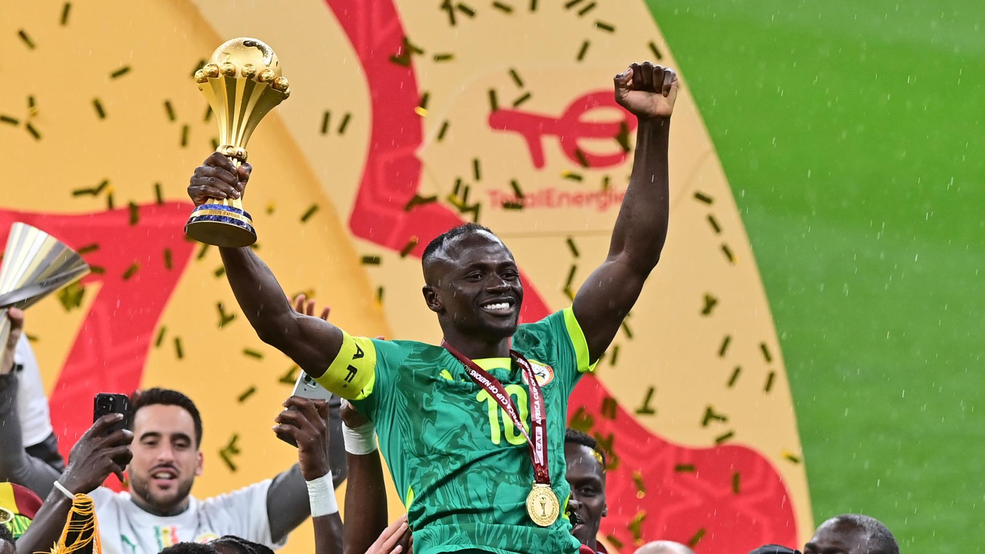 El capitán senegalés Sadio Mane, levanta el trofeo de la Copa de África, tras ganar la final ante Marruescos. EFE/EPA/JALAL MORCHIDI