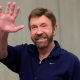 Fotografía de archivo del 26 de noviembre del 2018 que muestra al actor estadounidense Chuck Norris saludando en la 15º campaña de la fundación benéfica Shoe Box en el hotel Kempinski Corvinus de Budapest (Hungría). EFE/ Tamas Kovacs