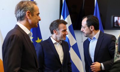 El presidente francés Emmanuel Macron (C) se reúne con el presidente chipriota Nikos Christodoulides (R) y el primer ministro griego Kyriakos Mitsotakis (L) como parte de una visita centrada en apoyar a Chipre tras recientes ataques con drones en medio del conflicto entre EE.UU.-Israel e Irán, y fortalecer la coordinación europea en la región, en Paphos, Chipre, 09 de marzo de 2026. (Chipre, Francia) EFE/EPA/Gonzalo Fuentes / POOL MAXPPP OUT