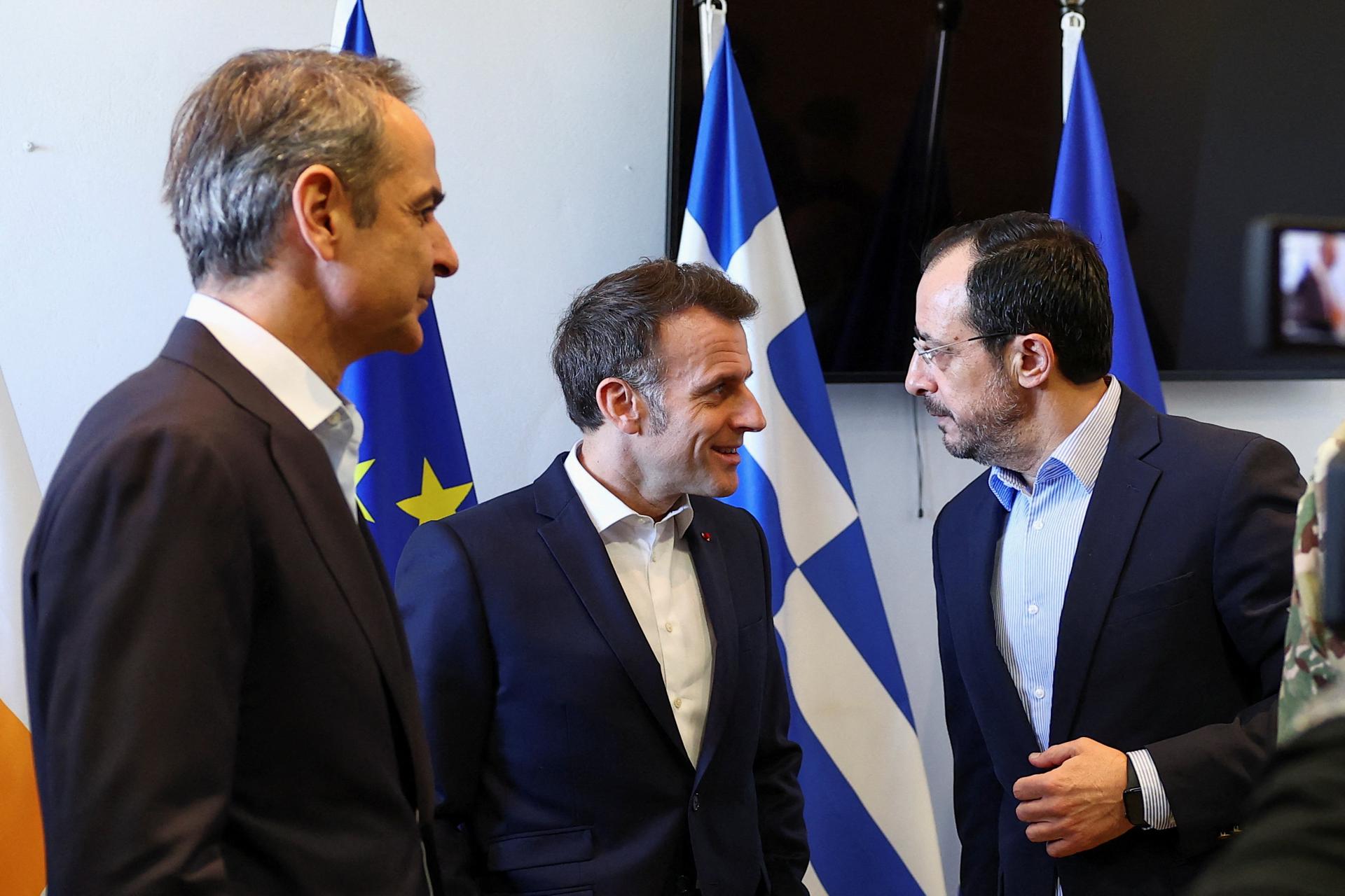 El presidente francés Emmanuel Macron (C) se reúne con el presidente chipriota Nikos Christodoulides (R) y el primer ministro griego Kyriakos Mitsotakis (L) como parte de una visita centrada en apoyar a Chipre tras recientes ataques con drones en medio del conflicto entre EE.UU.-Israel e Irán, y fortalecer la coordinación europea en la región, en Paphos, Chipre, 09 de marzo de 2026. (Chipre, Francia) EFE/EPA/Gonzalo Fuentes / POOL MAXPPP OUT