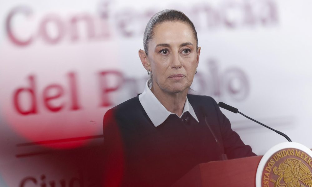 La presidenta de México, Claudia Sheinbaum, habla en una rueda de prensa este jueves en Palacio Nacional de la Ciudad de México (México). EFE/Isaac Esquivel