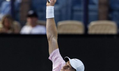 El italiano Jannik Sinner en acción contra el francés Corentin Moutet durante el partido de la tercera ronda de individuales masculinos en el torneo de tenis Miami Open 2026 en Miami, Florida (EE.UU.). EFE/CRISTÓBAL HERRERA-ULASHKEVICH