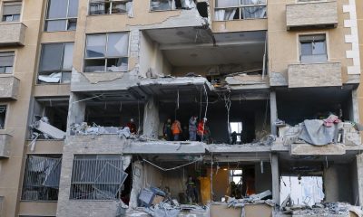 Servicios de emergencia inspeccionan los daños tras un ataque israelí contra un apartamento en un edificio del barrio Aisha Bakkar, Beirut, Líbano, el 11 de marzo de 2026. EFE/EPA/WAEL HAMZEH