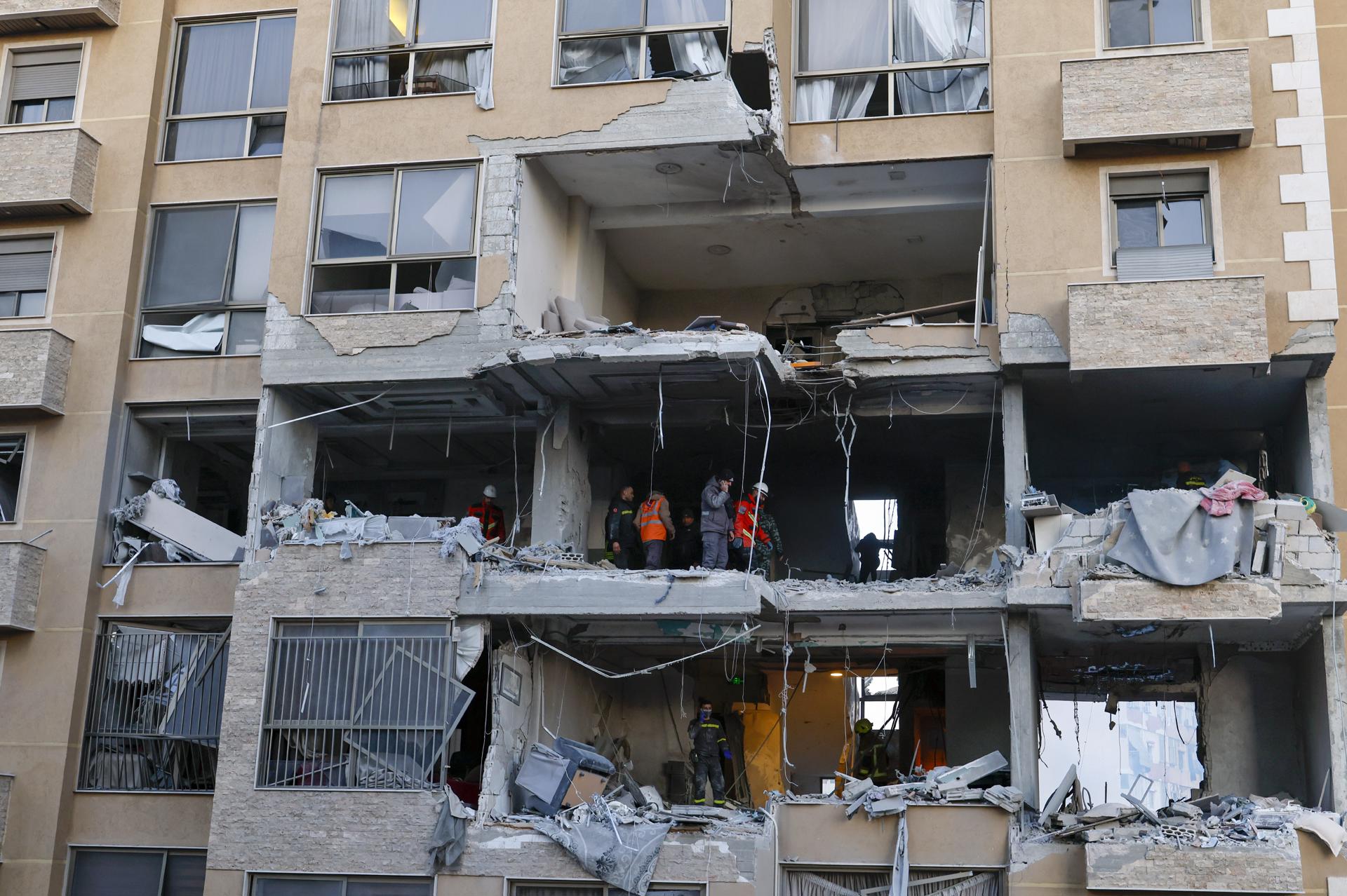 Servicios de emergencia inspeccionan los daños tras un ataque israelí contra un apartamento en un edificio del barrio Aisha Bakkar, Beirut, Líbano, el 11 de marzo de 2026. EFE/EPA/WAEL HAMZEH
