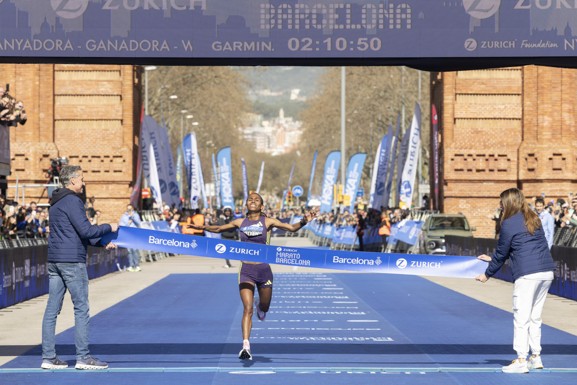 La etíope Fotyen Tesfay, que debutaba en la distancia, destrozó el récord femenino del Zurich Maratón de Barcelona con un tiempo oficial de 2 horas, 10 minutos y 53 segundos. EFE/Marta Pérez