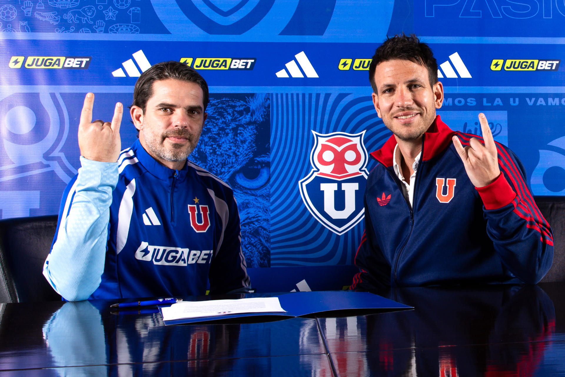 FotografÍa cedida por el club Universidad de Chile en la presentación, este viernes en Santiago, del argentino Fernando Gago (i) como nuevo entrenador de la entidad inicialmente por la presente temporada. (SOLO USO EDITORIAL/SOLO DISPONIBLE PARA ILUSTRAR LA NOTICIA QUE ACOMPAÑA (CRÉDITO OBLIGATORIO)
