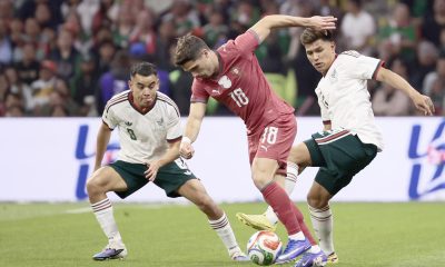 Carlos Rodríguez (i), de México, disputa un balón con Pedro Neto (c), de Portugal, durante el amistoso en el remodelado estadio Azteca, ahora llamado Banorte, de Ciudad de México. EFE/José Méndez
