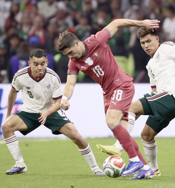 Carlos Rodríguez (i), de México, disputa un balón con Pedro Neto (c), de Portugal, durante el amistoso en el remodelado estadio Azteca, ahora llamado Banorte, de Ciudad de México. EFE/José Méndez