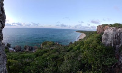 Fotografía del 15 de marzo de 2025 que muestra una panorámica de Survival Beach en Aguadilla (Puerto Rico). EFE/ Esther Alaejos