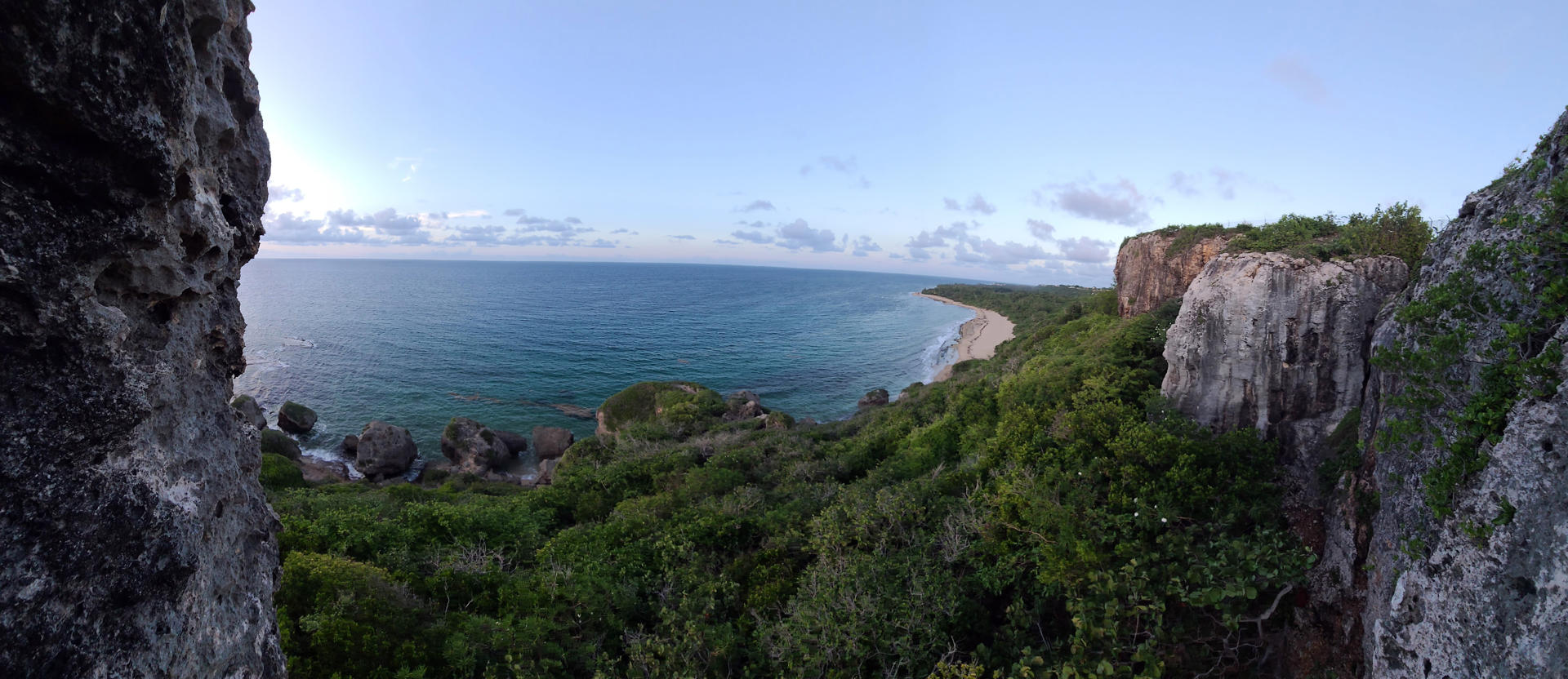 Fotografía del 15 de marzo de 2025 que muestra una panorámica de Survival Beach en Aguadilla (Puerto Rico). EFE/ Esther Alaejos