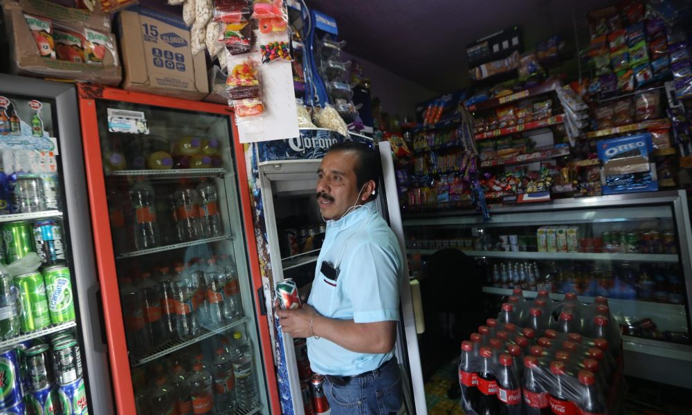 Emilio, un encargado de una tienda de abarrotes, conversa con Efe en Ciudad de México (México). Imagen de archivo. EFE/ Sáshenka Gutiérrez