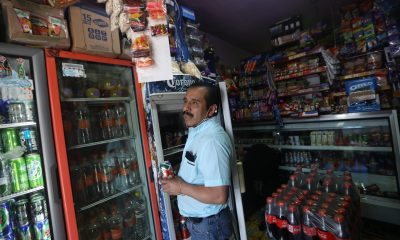 Emilio, un encargado de una tienda de abarrotes, conversa con Efe en Ciudad de México (México). Imagen de archivo. EFE/ Sáshenka Gutiérrez
