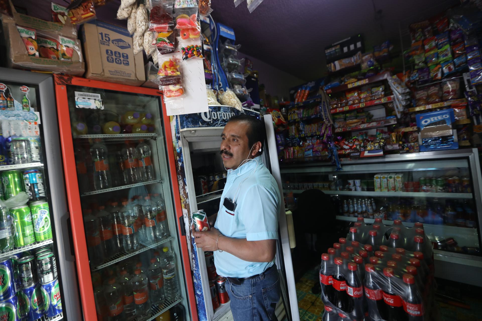 Emilio, un encargado de una tienda de abarrotes, conversa con Efe en Ciudad de México (México). Imagen de archivo. EFE/ Sáshenka Gutiérrez