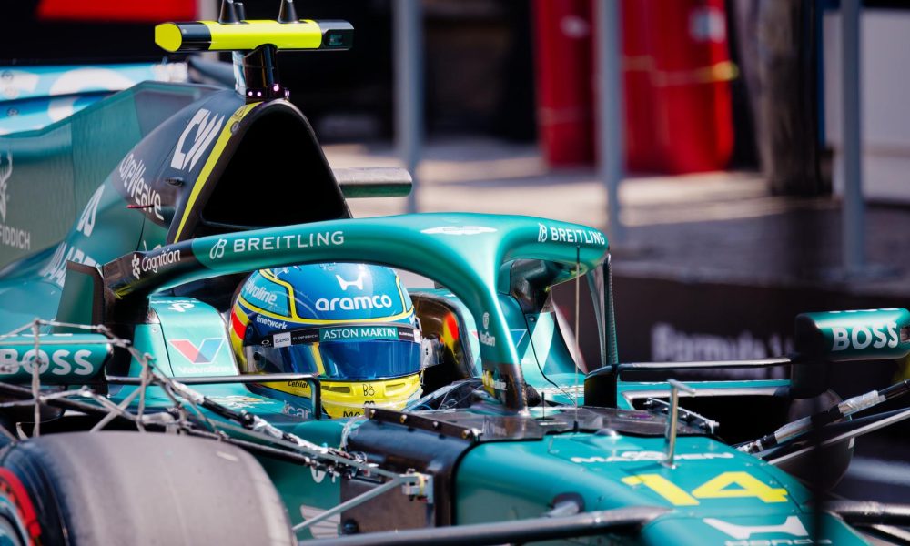 El piloto español de Aston Martin, Fernando Alonso, en acción durante la sesión de entrenamientos del Gran Premio de China de Fórmula 1, en Shanghái, China. EFE/ Alex Plavevski