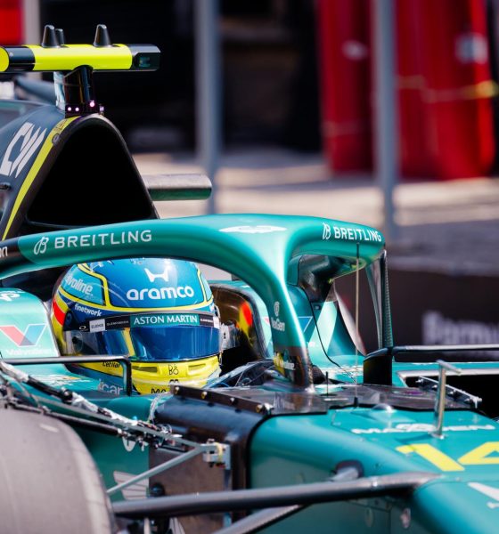 El piloto español de Aston Martin, Fernando Alonso, en acción durante la sesión de entrenamientos del Gran Premio de China de Fórmula 1, en Shanghái, China. EFE/ Alex Plavevski