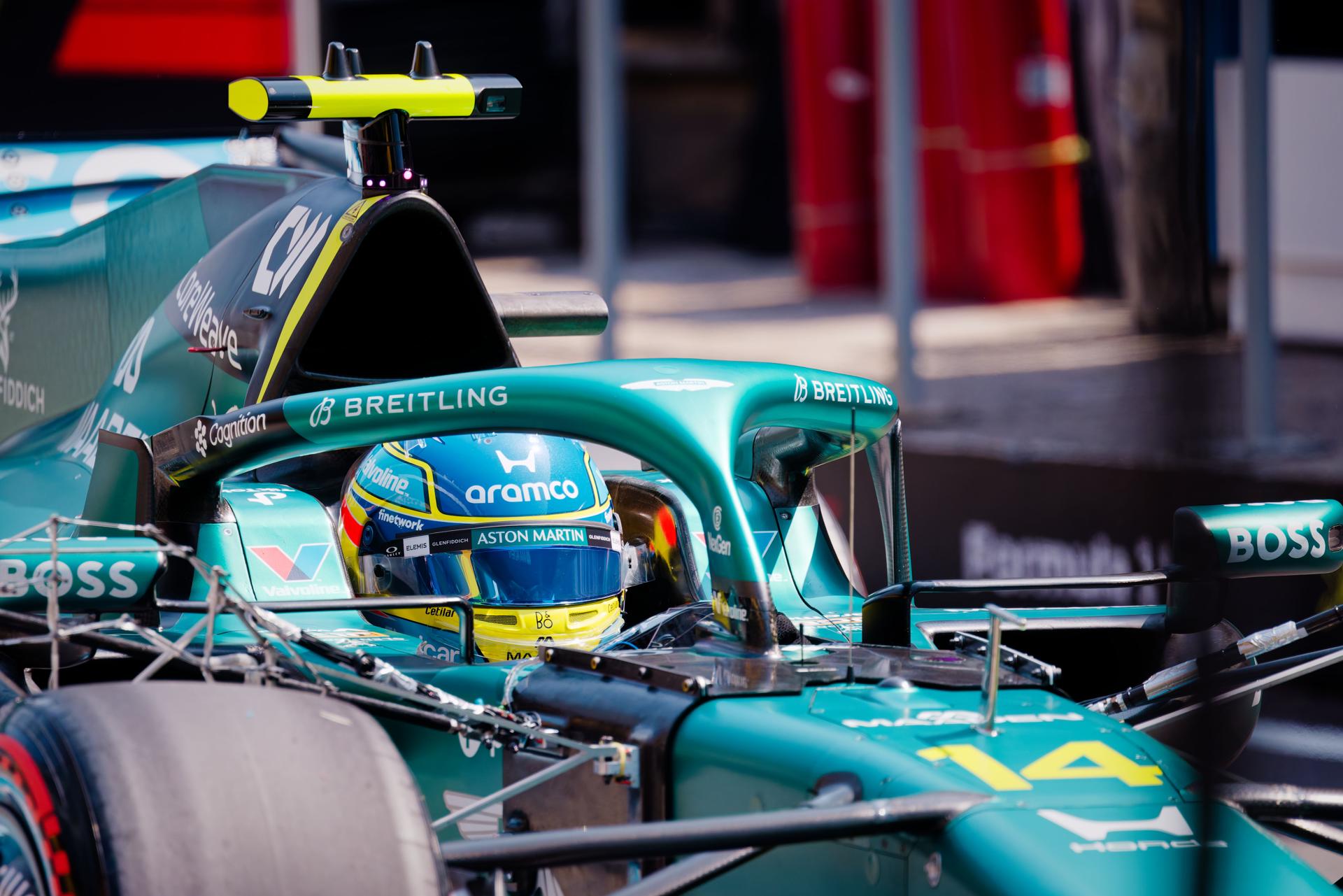 El piloto español de Aston Martin, Fernando Alonso, en acción durante la sesión de entrenamientos del Gran Premio de China de Fórmula 1, en Shanghái, China. EFE/ Alex Plavevski