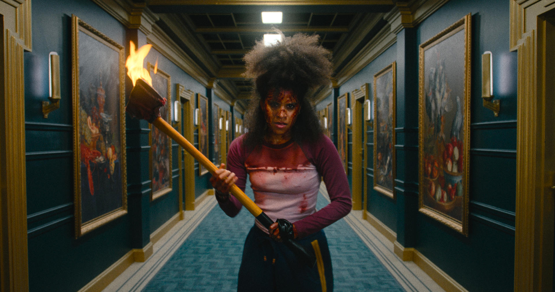 Fotograma cedido por Warner Bros que muestra a Zazie Beetz como Asia durante una escena de la película de terror 'They Will Kill You'. EFE/ Warner Bros /SOLO USO EDITORIAL/ NO VENTAS/ SOLO DISPONIBLE PARA ILUSTRAR LA NOTICIA QUE ACOMPAÑA (CRÉDITO OBLIGATORIO)