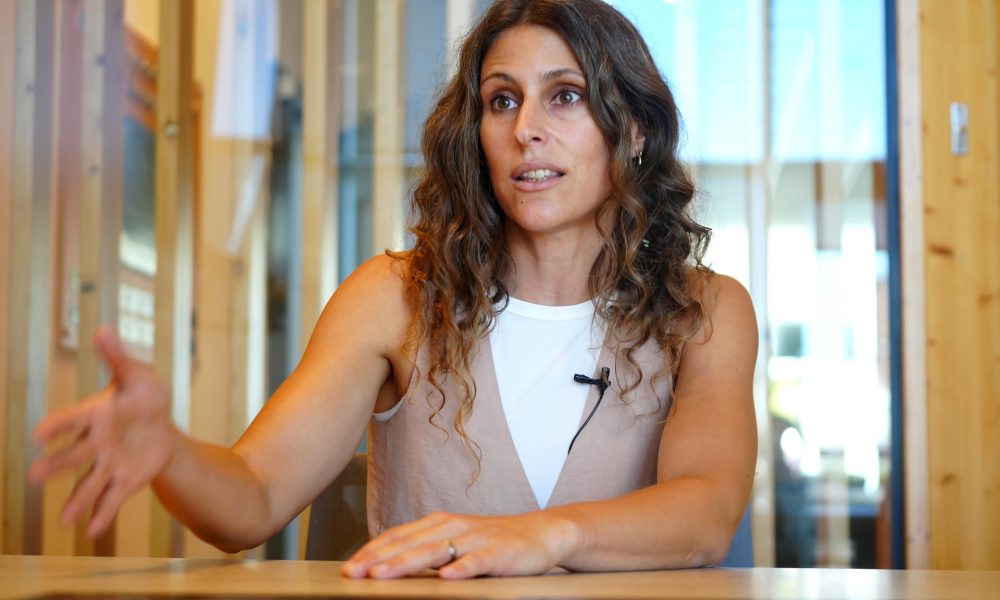 Fotografía que muestra a la investigadora de la Unidad de Bioinformática del Institut Pasteur (IP), Lucía Spangenberg, hablando en una entrevista con EFE en Montevideo (Uruguay). EFE/ Diego Lafalche