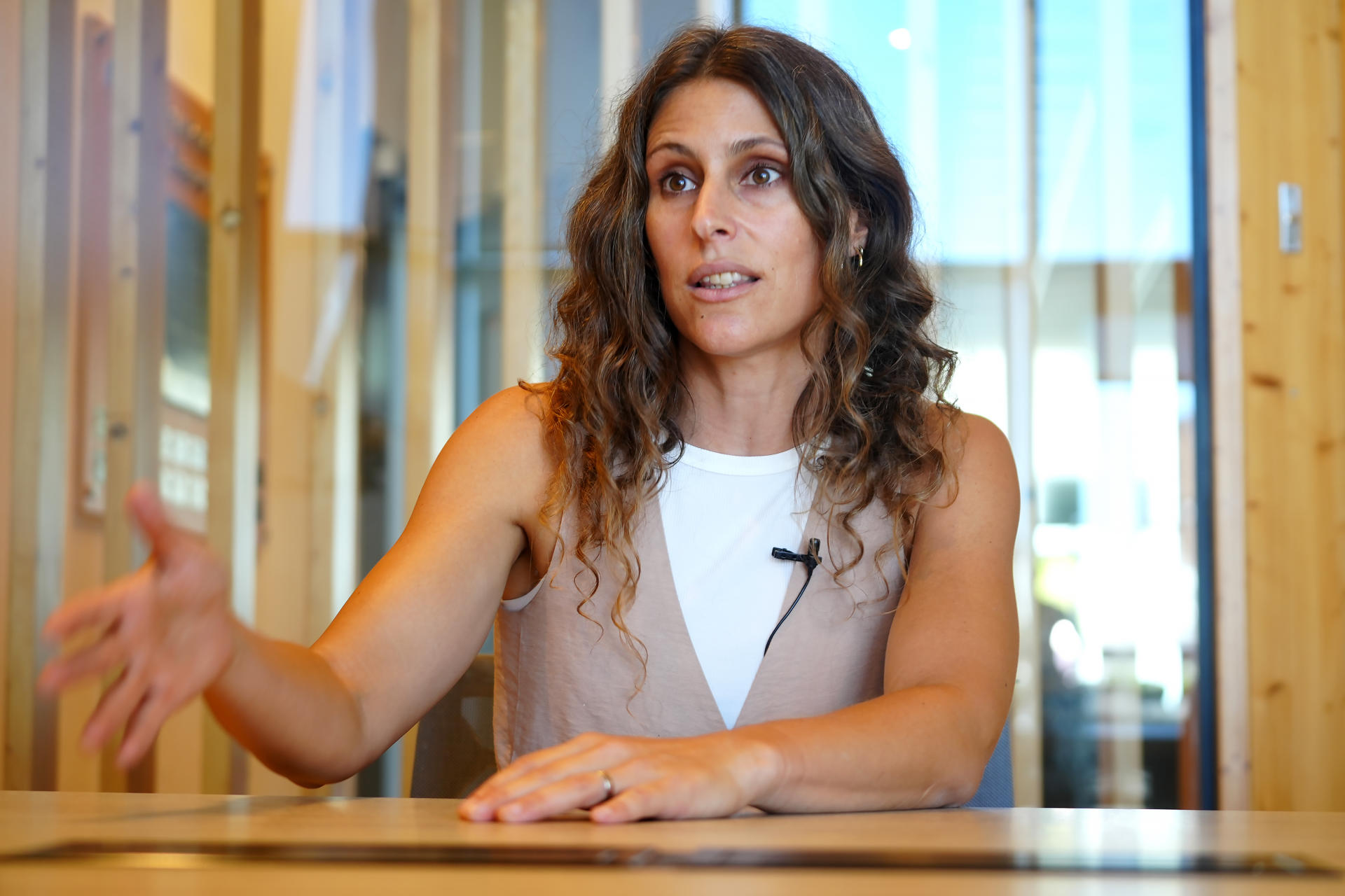 Fotografía que muestra a la investigadora de la Unidad de Bioinformática del Institut Pasteur (IP), Lucía Spangenberg, hablando en una entrevista con EFE en Montevideo (Uruguay). EFE/ Diego Lafalche