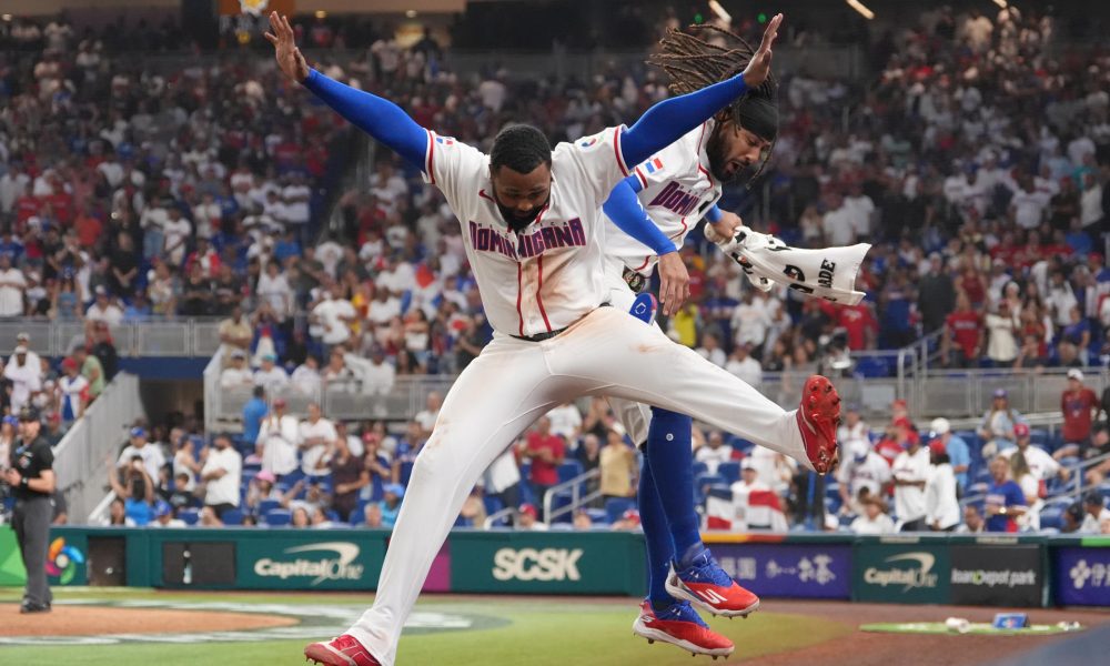Los dominicanos Junior Caminero (i) y Fernando Tatis Jr. celebran este viernes el debut con triunfo aplastante sobre Nicaragua en partido del Grupo D del Clásico Mundial de Béisbol jugado en el LoanDepot Park de Miami. EFE/ Alberto Boal