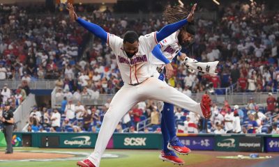 Los dominicanos Junior Caminero (i) y Fernando Tatis Jr. celebran este viernes el debut con triunfo aplastante sobre Nicaragua en partido del Grupo D del Clásico Mundial de Béisbol jugado en el LoanDepot Park de Miami. EFE/ Alberto Boal