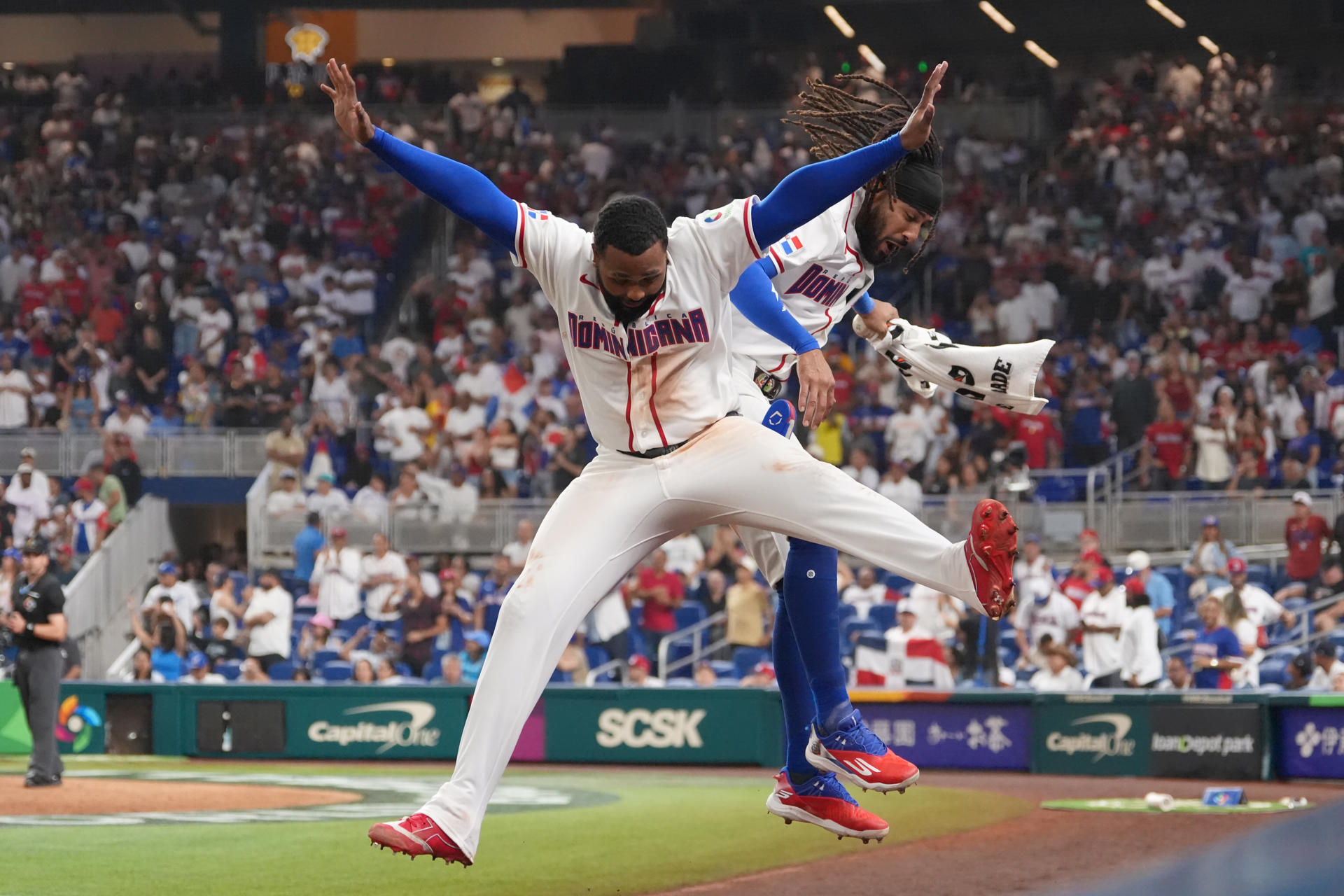 Los dominicanos Junior Caminero (i) y Fernando Tatis Jr. celebran este viernes el debut con triunfo aplastante sobre Nicaragua en partido del Grupo D del Clásico Mundial de Béisbol jugado en el LoanDepot Park de Miami. EFE/ Alberto Boal