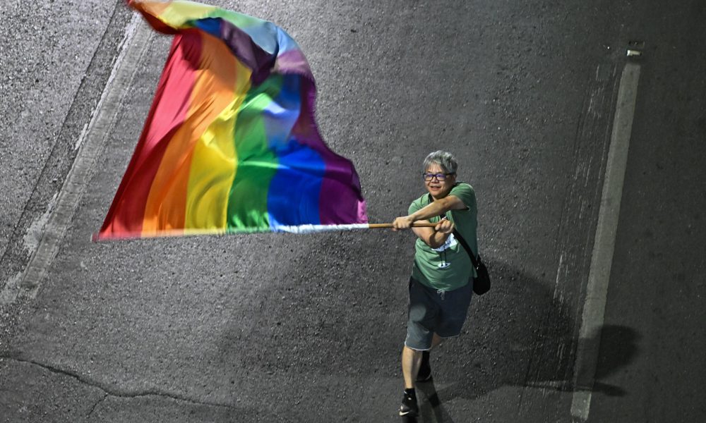 Una persona sostiene una bandera durante la marcha del Orgullo LGBT. Imagen de archivo. EFE/ Andre Borges