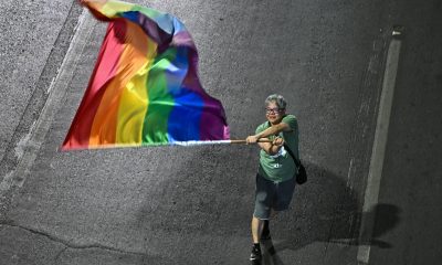Una persona sostiene una bandera durante la marcha del Orgullo LGBT. Imagen de archivo. EFE/ Andre Borges