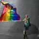 Una persona sostiene una bandera durante la marcha del Orgullo LGBT. Imagen de archivo. EFE/ Andre Borges