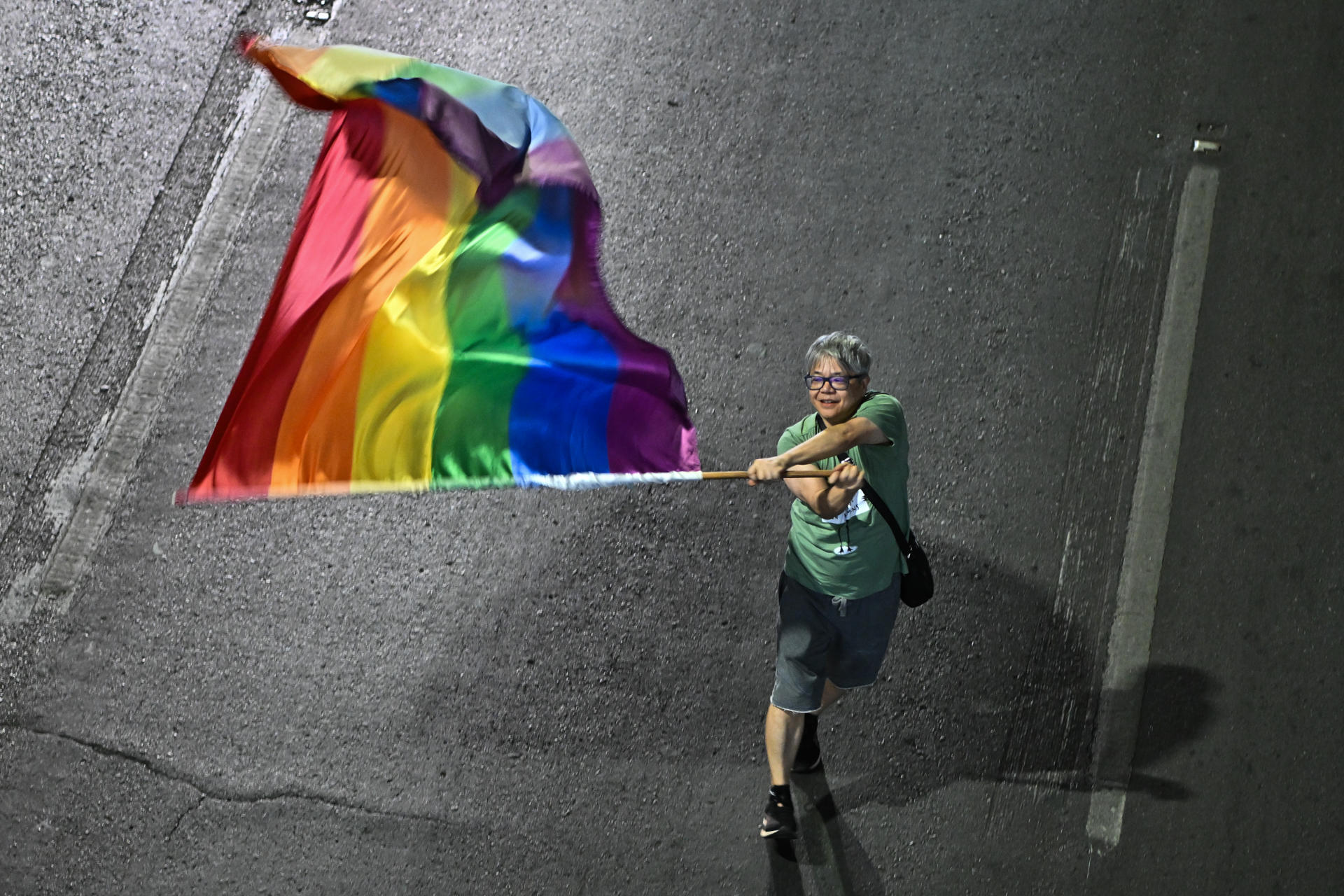 Una persona sostiene una bandera durante la marcha del Orgullo LGBT. Imagen de archivo. EFE/ Andre Borges