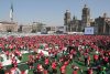 Al menos 9.500 personas se congregaron este domingo en la explanada del Zócalo , en Ciudad de México, para imponer un nuevo Récord Guinness a la clase de fútbol más grande del mundo. EFE/Mario Guzmán
