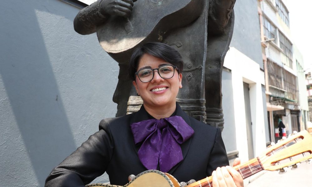 La integrante de 'Las Mujeres Universitarias', Xochiquétzal V. Cruz, posa durante una entrevista con EFE este miércoles, en la Escuela de Mariachi Ollin Yoliztli en Ciudad de México (México). EFE/ Mario Guzmán