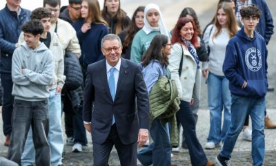 El nuevo presidente portugués Antonio José Seguro se reúne con jóvenes de su ciudad natal Penamacor después de un almuerzo en la residencia presidencial del Palacio de Belém tras su ceremonia de juramento en Lisboa, Portugal, 09 de marzo de 2026. Seguro, exsecretario general del Partido Socialista Portugués, fue elegido en las elecciones presidenciales del 08 de febrero de 2026. (Elecciones, Lisboa) EFE/EPA/ANDRE KOSTERS