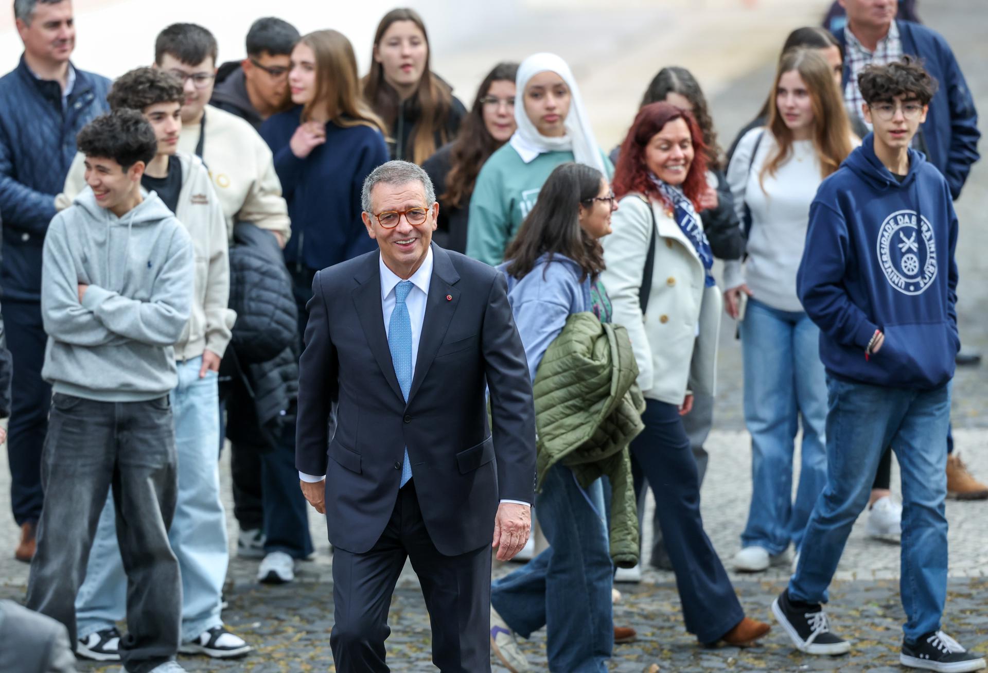 El nuevo presidente portugués Antonio José Seguro se reúne con jóvenes de su ciudad natal Penamacor después de un almuerzo en la residencia presidencial del Palacio de Belém tras su ceremonia de juramento en Lisboa, Portugal, 09 de marzo de 2026. Seguro, exsecretario general del Partido Socialista Portugués, fue elegido en las elecciones presidenciales del 08 de febrero de 2026. (Elecciones, Lisboa) EFE/EPA/ANDRE KOSTERS