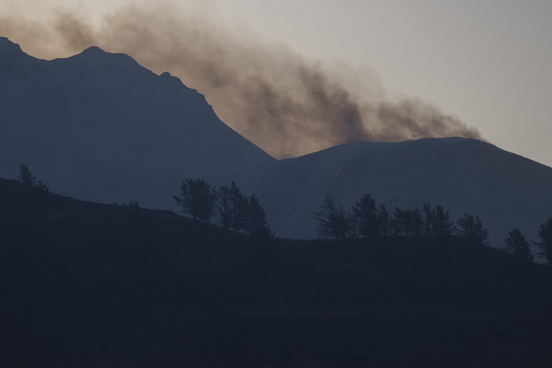 Vista de un incendio forestal, en una imagen de archivo. EFE/ Pedro Puente Hoyos