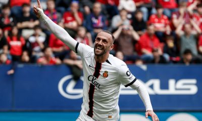 El delantero del RCD Mallorca Vedat Muriqi celebra su gol (0-1) durante el partido de Liga que Osasuna y Mallorca disputaron en el estadio de El Sadar, en Pamplona. EFE/Jesús Diges