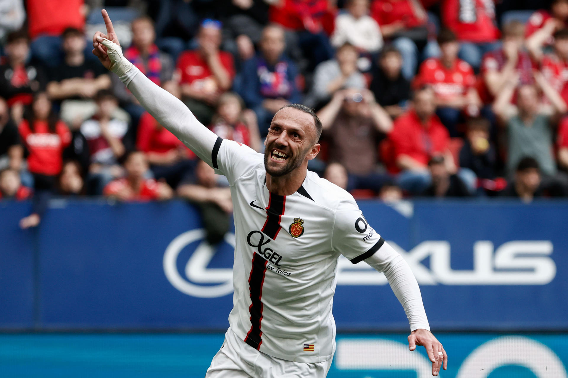 El delantero del RCD Mallorca Vedat Muriqi celebra su gol (0-1) durante el partido de Liga que Osasuna y Mallorca disputaron en el estadio de El Sadar, en Pamplona. EFE/Jesús Diges