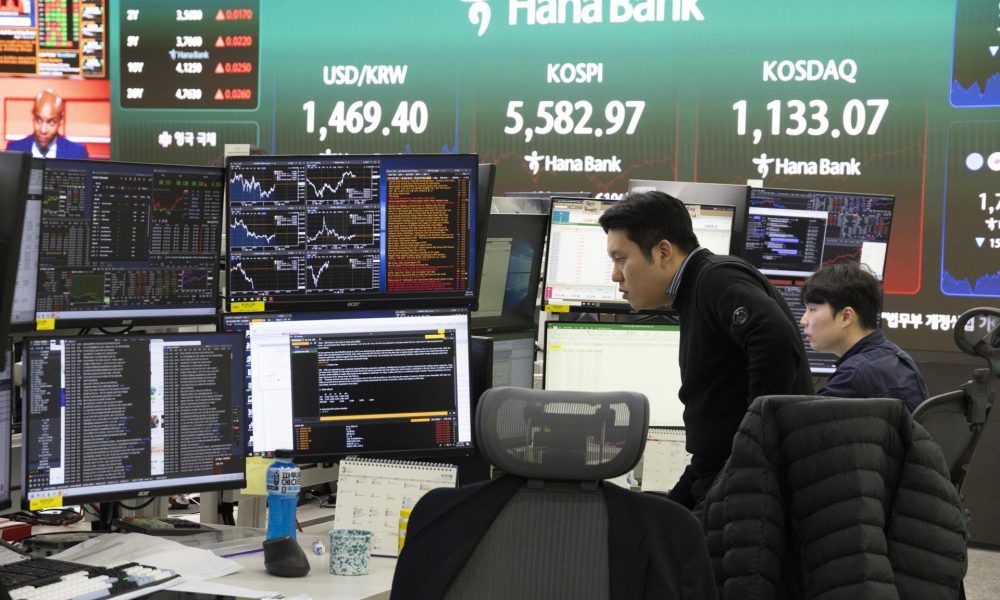 Trabajadores de la bolsa de Seúl durante la jornada bursatil de este jueves. 
EFE/EPA/JEON HEON-KYUN