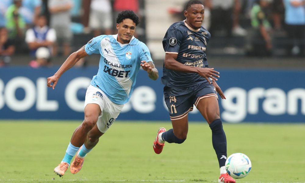 Cristiano da Silva (i), de Sporting Cristal, disputa el balón con Joshua Berríos, de Carabobo, en un partido de Libertadores entre Sporting Cristal y Carabobo en el estadio Alejandro Villanueva, en Lima (Perú). EFE/Paolo Aguilar