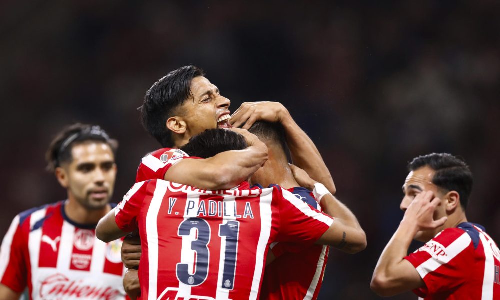 Jugadores de Guadalajara celebran un gol este miércoles, durante un partido del torneo clausura 2026 de la Liga MX entre Guadalajara y León en el Estadio Akron, en Guadalajara, Jalisco (México). EFE/ Francisco Guasco