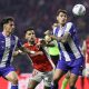 EL jugador del SC Braga Rodrigo Zalazar (c) en acción ante Gabri Veiga (I) y Jakub Kiwior, ambos del Oporto, durante el partido jugado en Braga, Portugal. EFE/EPA/ESTELA SILVA